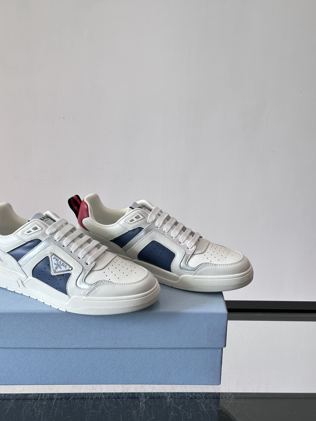 Prada男士拼色运动鞋​​👟Prada 22SS拼色运动鞋，优质牛皮。经典三角标超有辨识度✨。配色清新