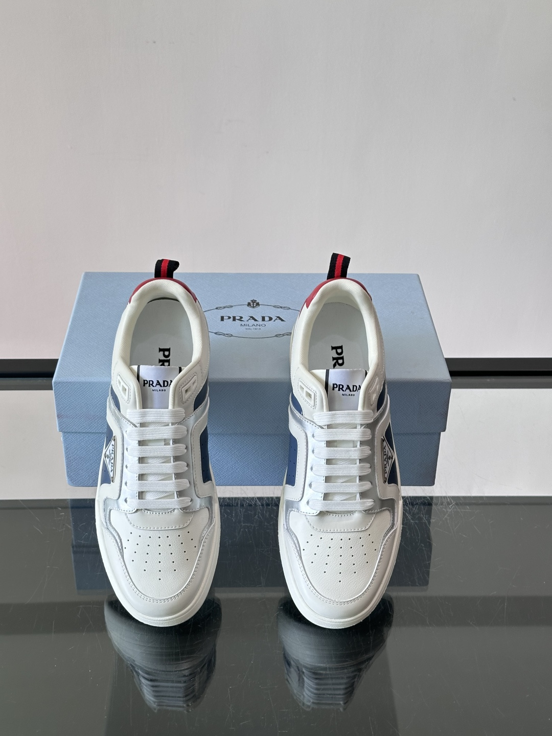 Prada男士拼色运动鞋​​👟Prada 22SS拼色运动鞋，优质牛皮。经典三角标超有辨识度✨。配色清新