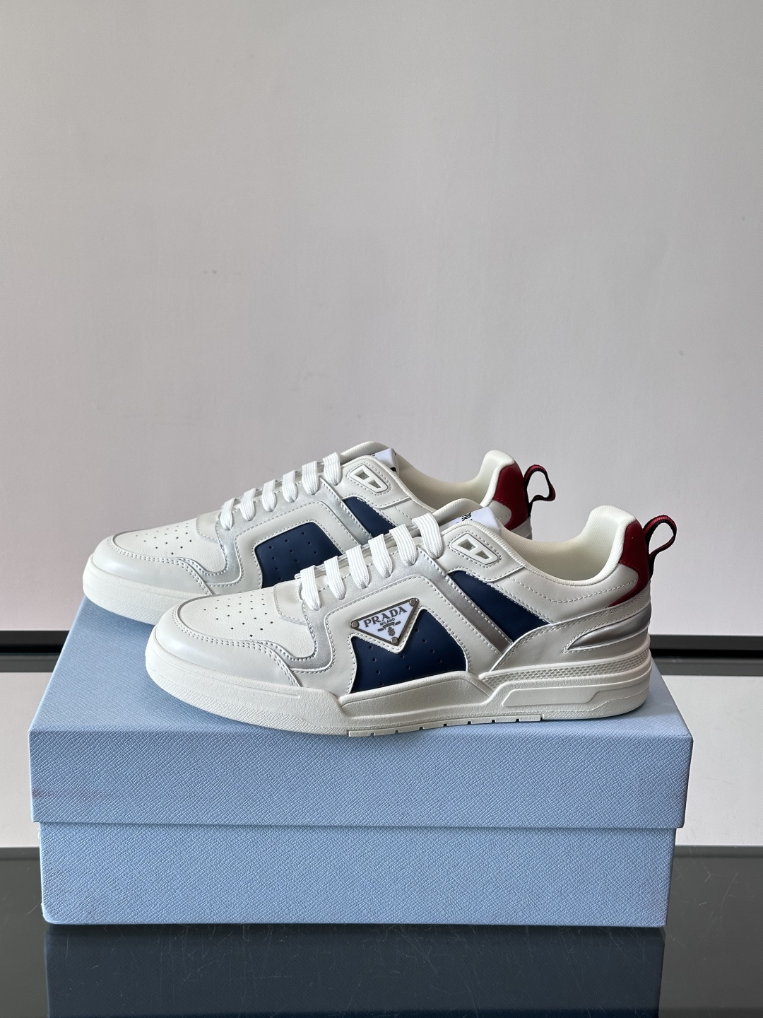 Prada男士拼色运动鞋​​👟Prada 22SS拼色运动鞋，优质牛皮。经典三角标超有辨识度✨。配色清新