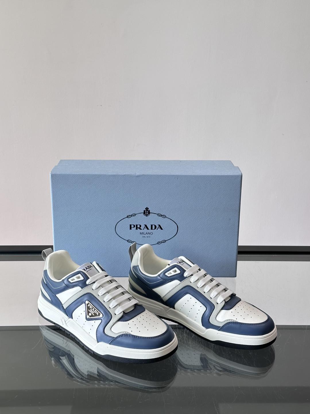 Prada男士拼色运动鞋​​👟Prada 22SS拼色运动鞋，优质牛皮。经典三角标超有辨识度✨。配色清新