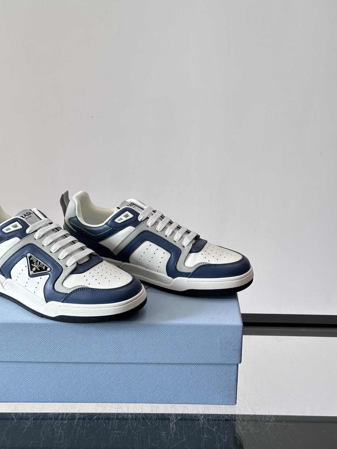 Prada男士拼色运动鞋​​👟Prada 22SS拼色运动鞋，优质牛皮。经典三角标超有辨识度✨。配色清新
