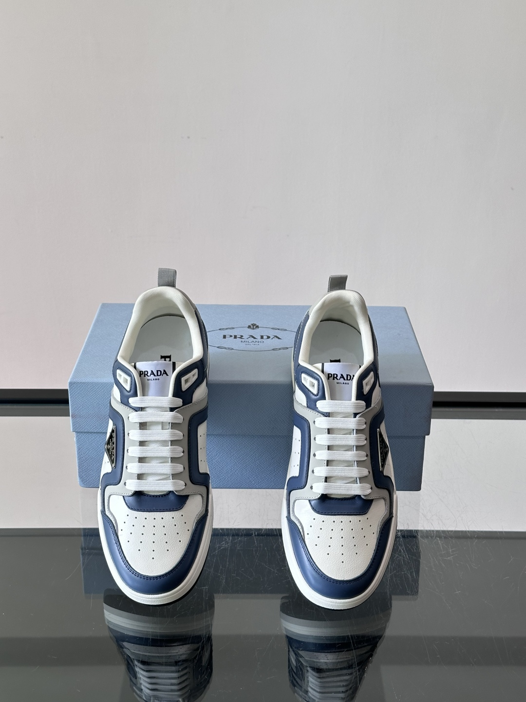 Prada男士拼色运动鞋​​👟Prada 22SS拼色运动鞋，优质牛皮。经典三角标超有辨识度✨。配色清新