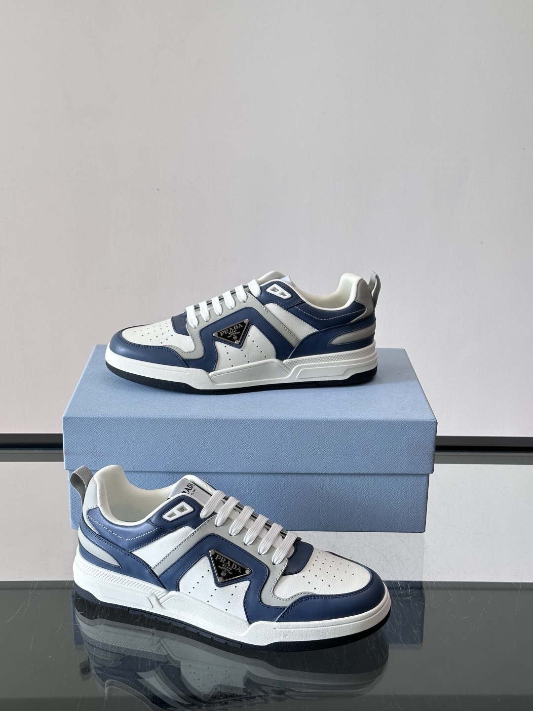 Prada男士拼色运动鞋​​👟Prada 22SS拼色运动鞋，优质牛皮。经典三角标超有辨识度✨。配色清新