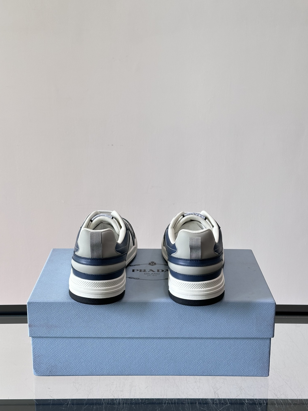 Prada男士拼色运动鞋​​👟Prada 22SS拼色运动鞋，优质牛皮。经典三角标超有辨识度✨。配色清新