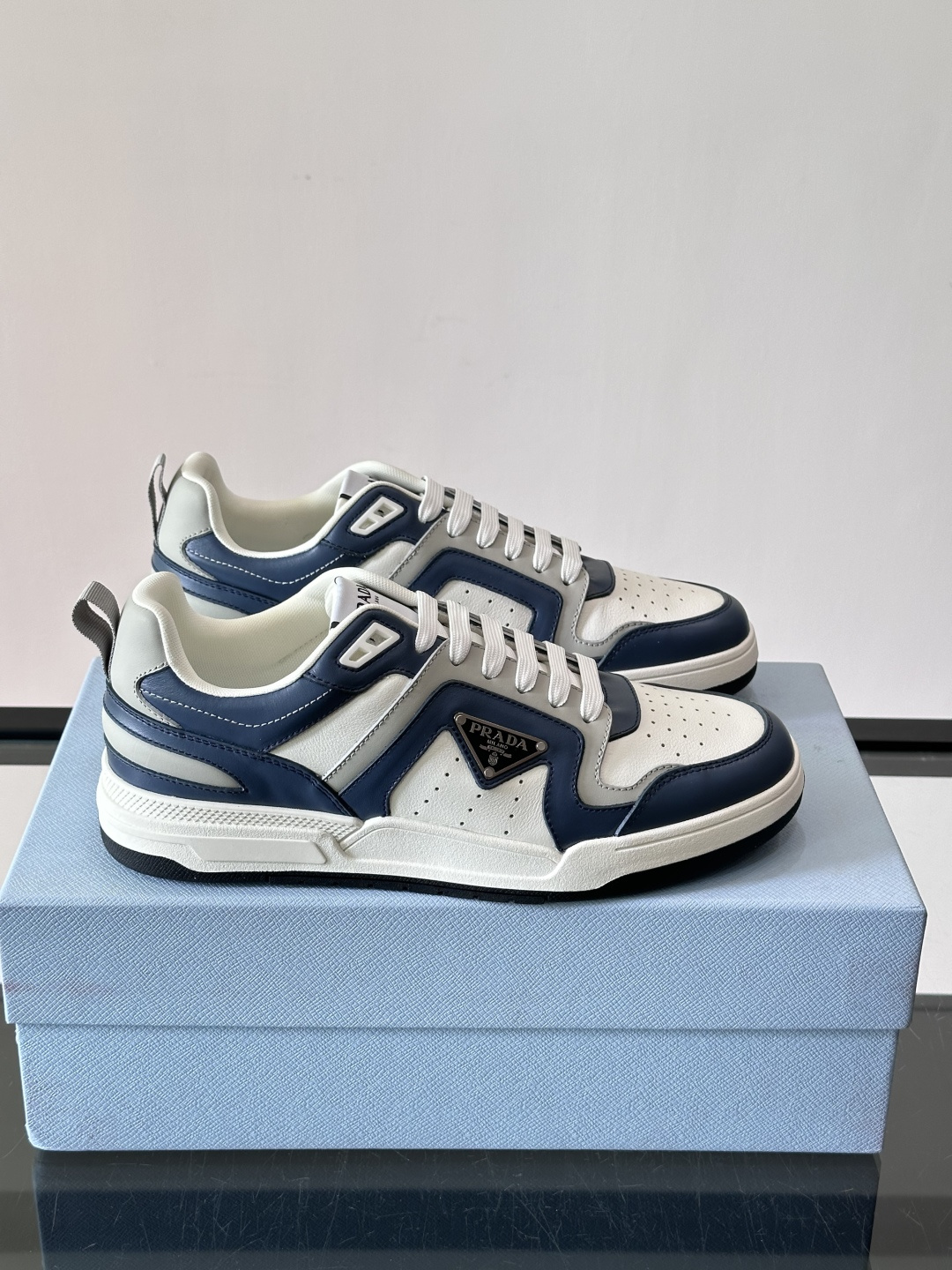 Prada男士拼色运动鞋​​👟Prada 22SS拼色运动鞋，优质牛皮。经典三角标超有辨识度✨。配色清新
