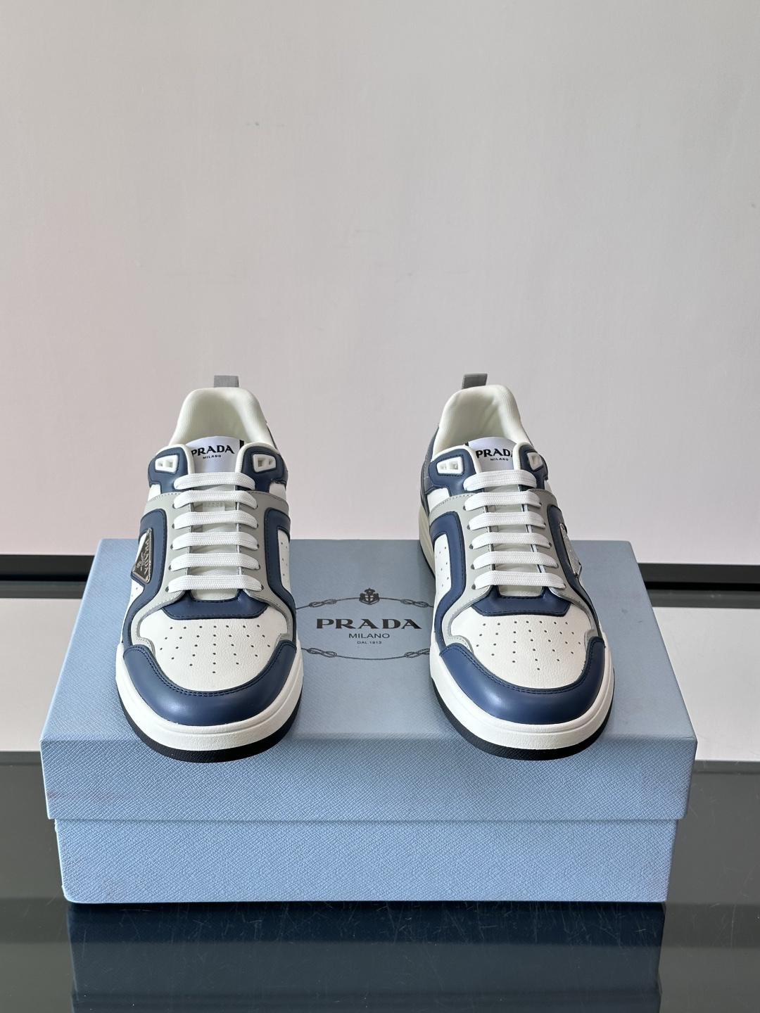 Prada男士拼色运动鞋​​👟Prada 22SS拼色运动鞋，优质牛皮。经典三角标超有辨识度✨。配色清新