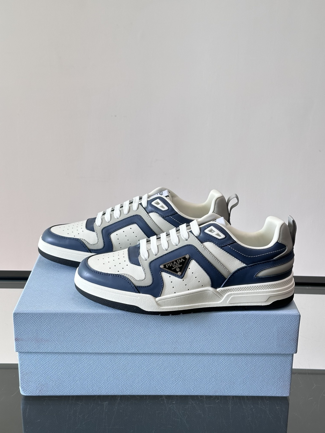 Prada男士拼色运动鞋​​👟Prada 22SS拼色运动鞋，优质牛皮。经典三角标超有辨识度✨。配色清新