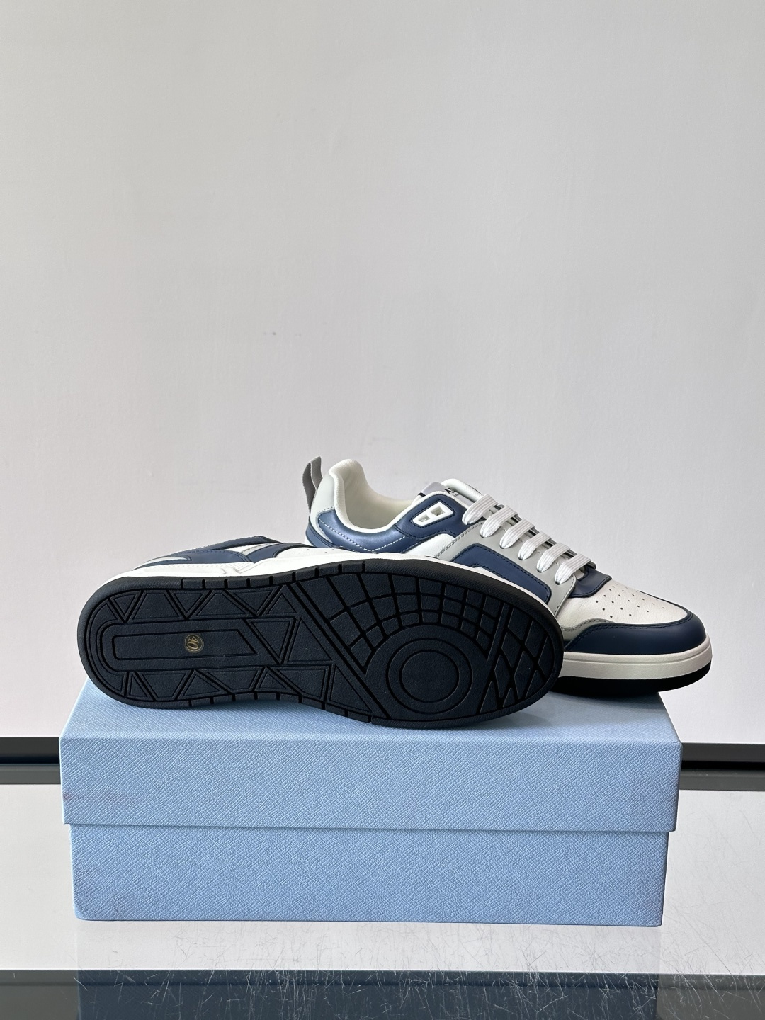 Prada男士拼色运动鞋​​👟Prada 22SS拼色运动鞋，优质牛皮。经典三角标超有辨识度✨。配色清新