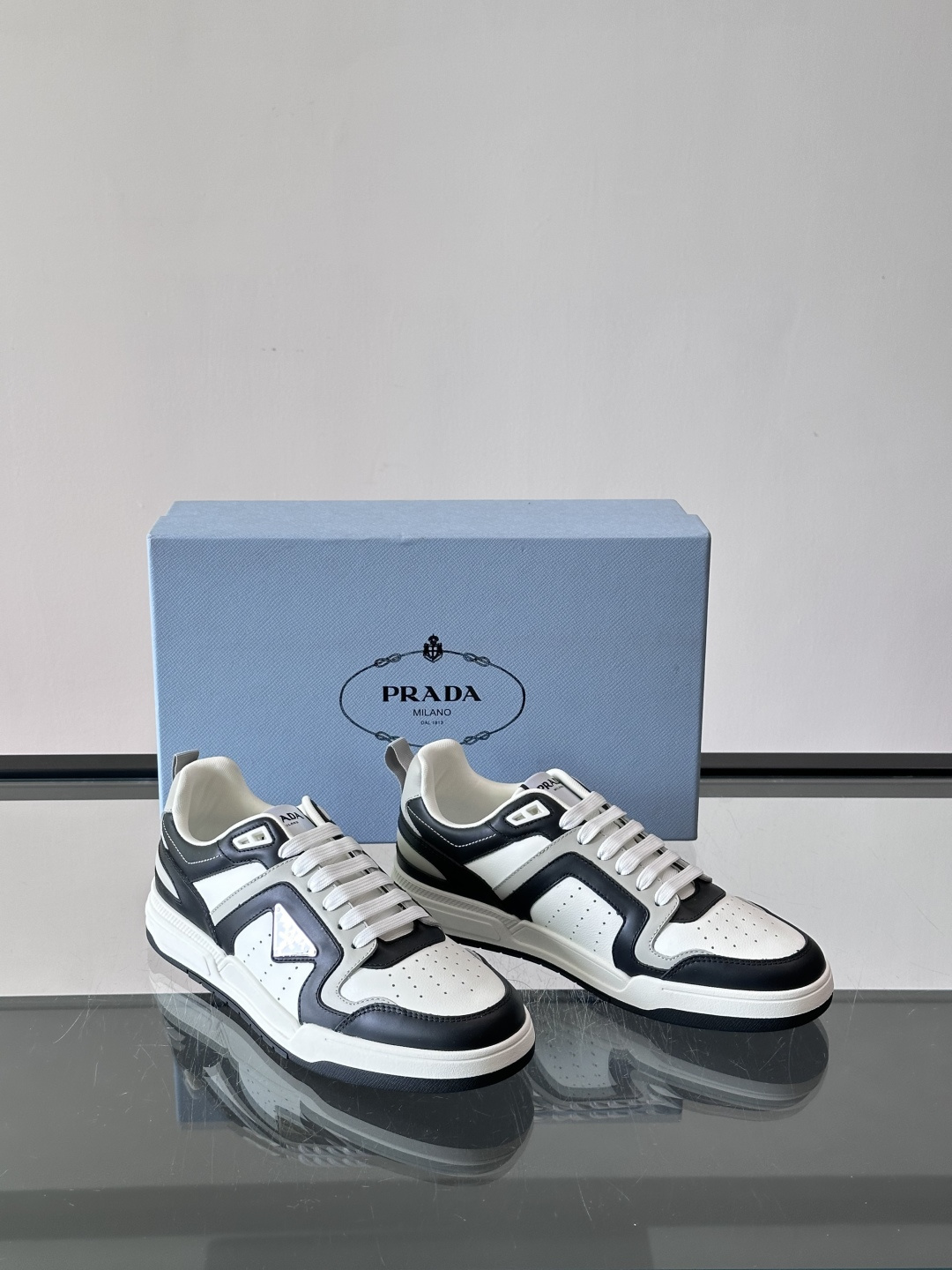 Prada男士拼色运动鞋​​👟Prada 22SS拼色运动鞋，优质牛皮。经典三角标超有辨识度✨。配色清新