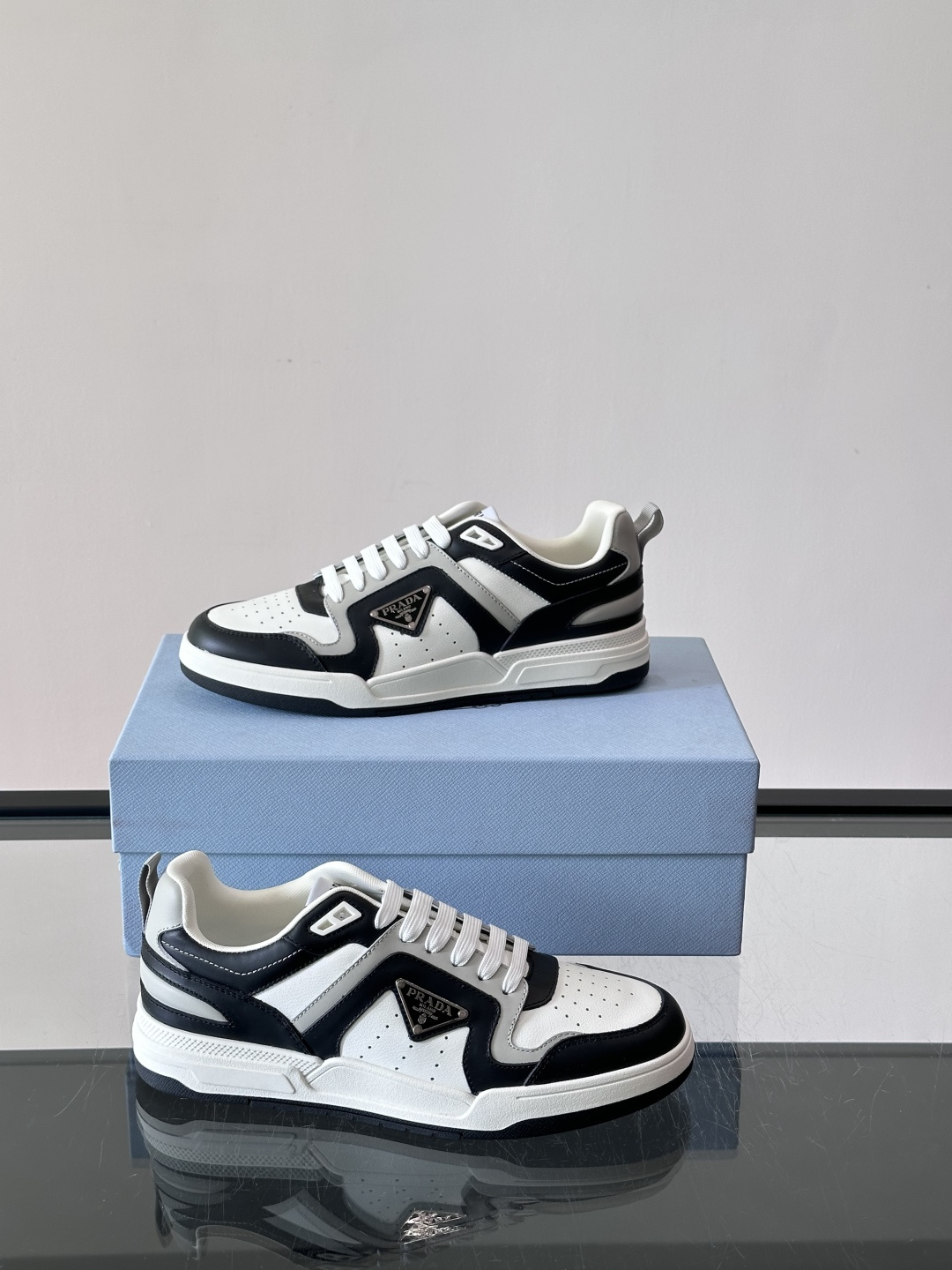 Prada男士拼色运动鞋​​👟Prada 22SS拼色运动鞋，优质牛皮。经典三角标超有辨识度✨。配色清新