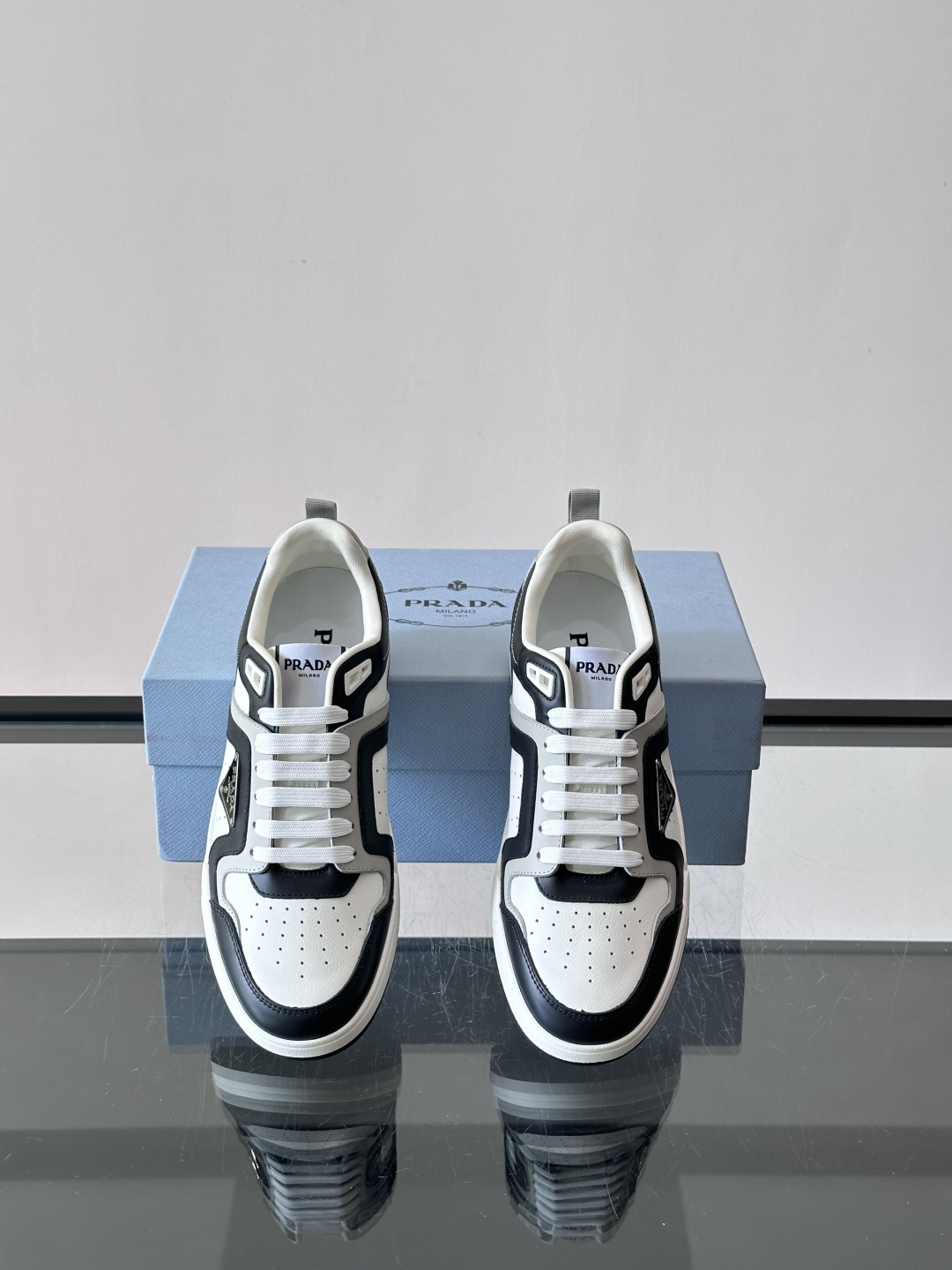 Prada男士拼色运动鞋​​👟Prada 22SS拼色运动鞋，优质牛皮。经典三角标超有辨识度✨。配色清新