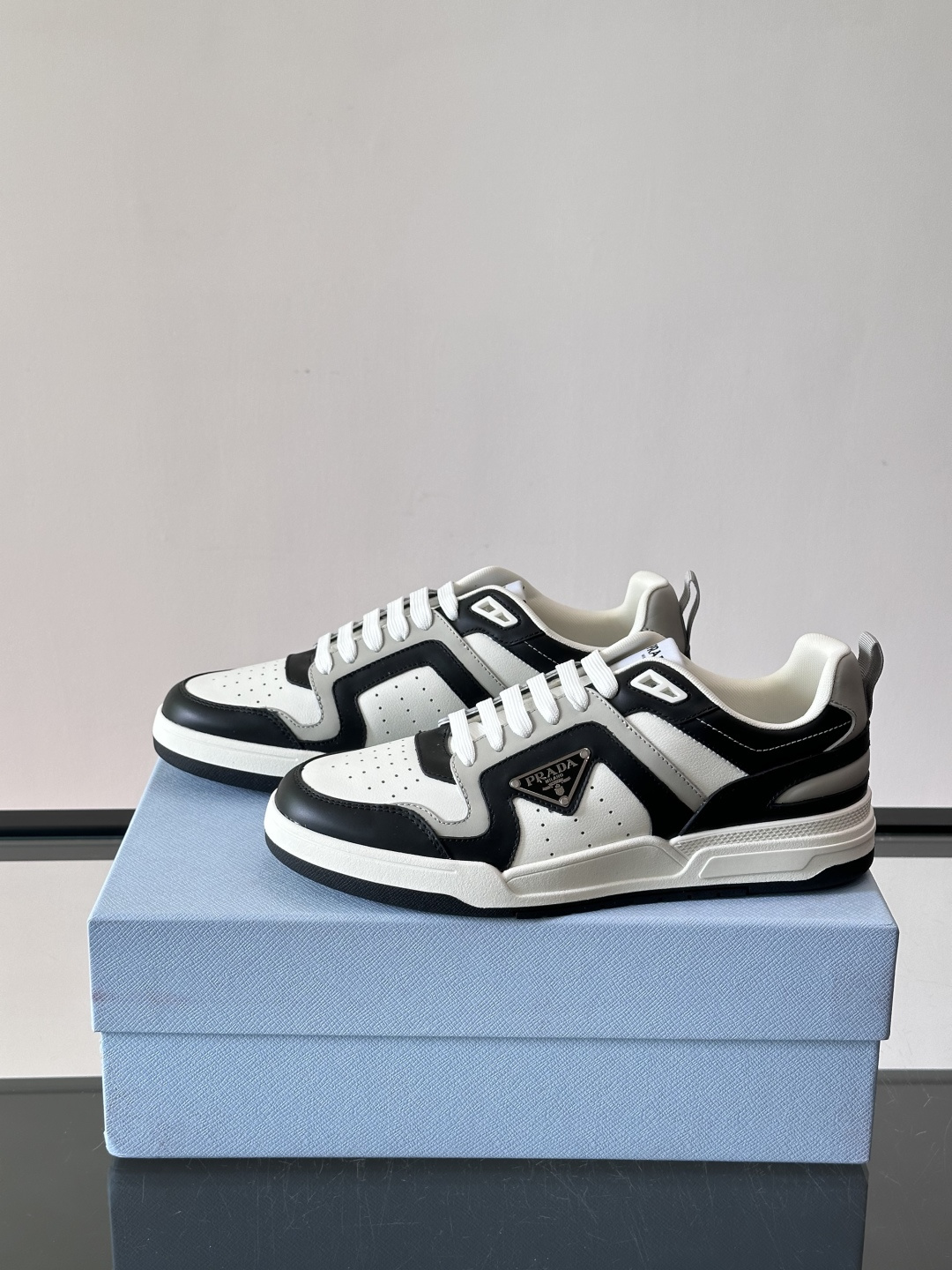 Prada男士拼色运动鞋​​👟Prada 22SS拼色运动鞋，优质牛皮。经典三角标超有辨识度✨。配色清新