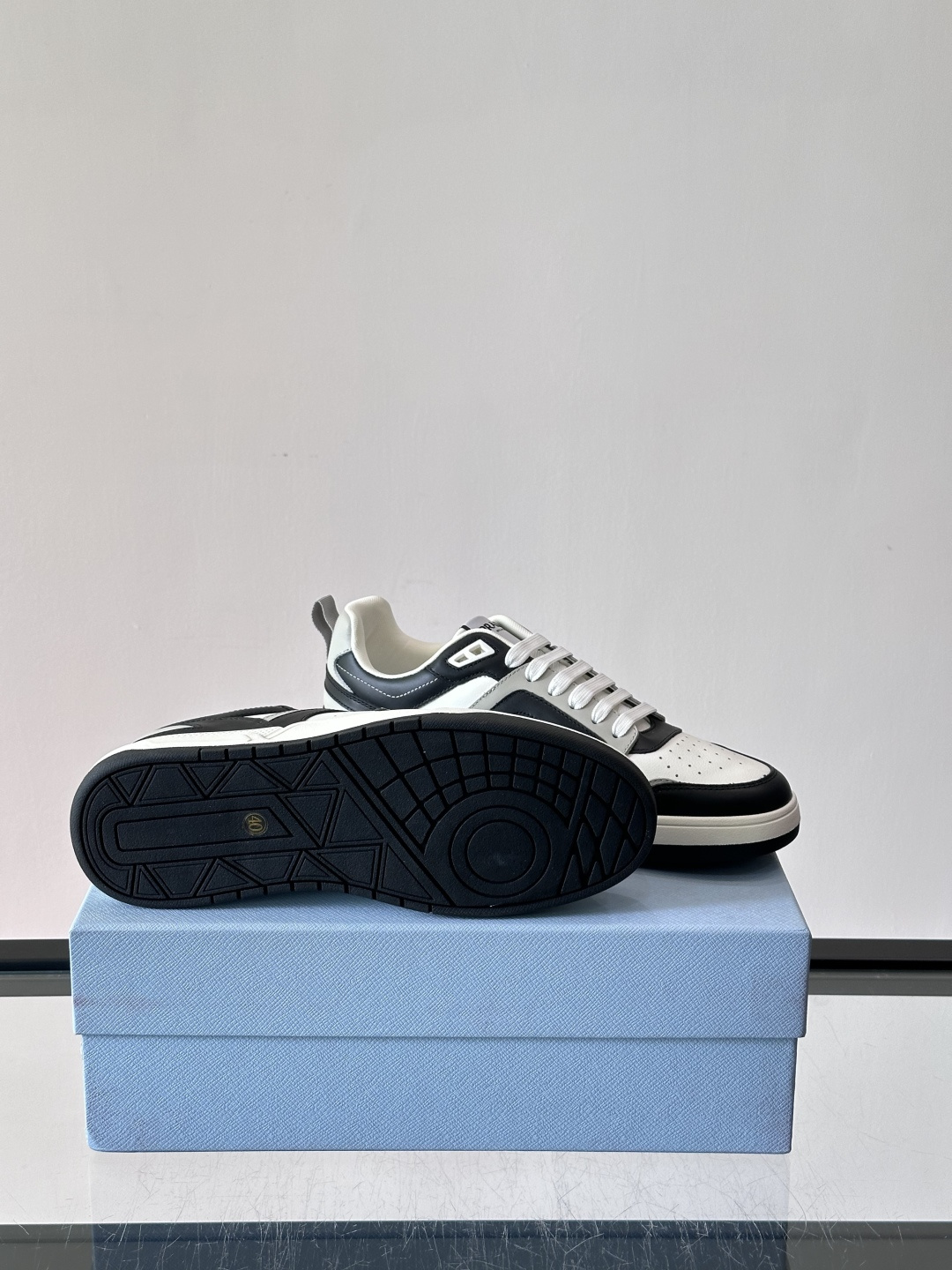 Prada男士拼色运动鞋​​👟Prada 22SS拼色运动鞋，优质牛皮。经典三角标超有辨识度✨。配色清新