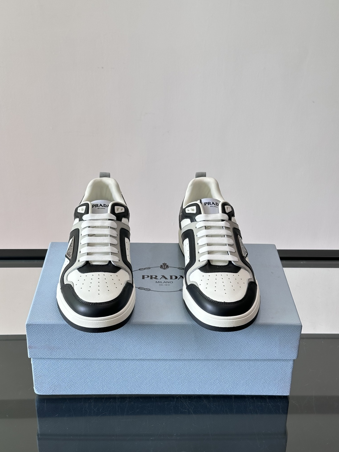 Prada男士拼色运动鞋​​👟Prada 22SS拼色运动鞋，优质牛皮。经典三角标超有辨识度✨。配色清新