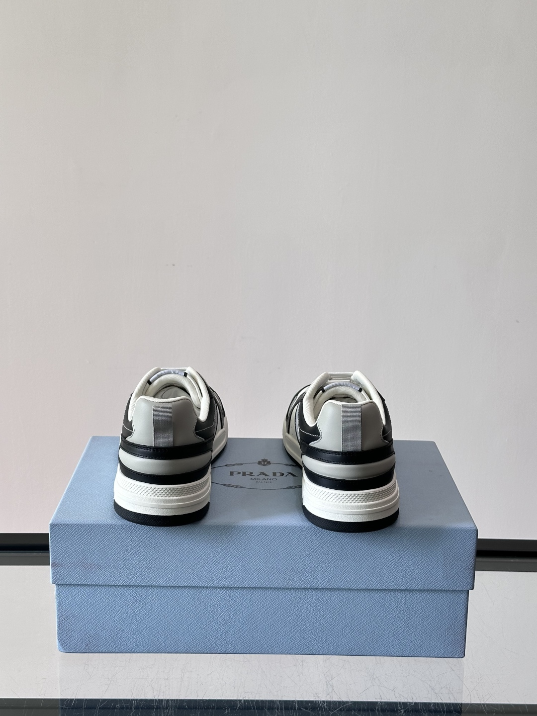 Prada男士拼色运动鞋​​👟Prada 22SS拼色运动鞋，优质牛皮。经典三角标超有辨识度✨。配色清新