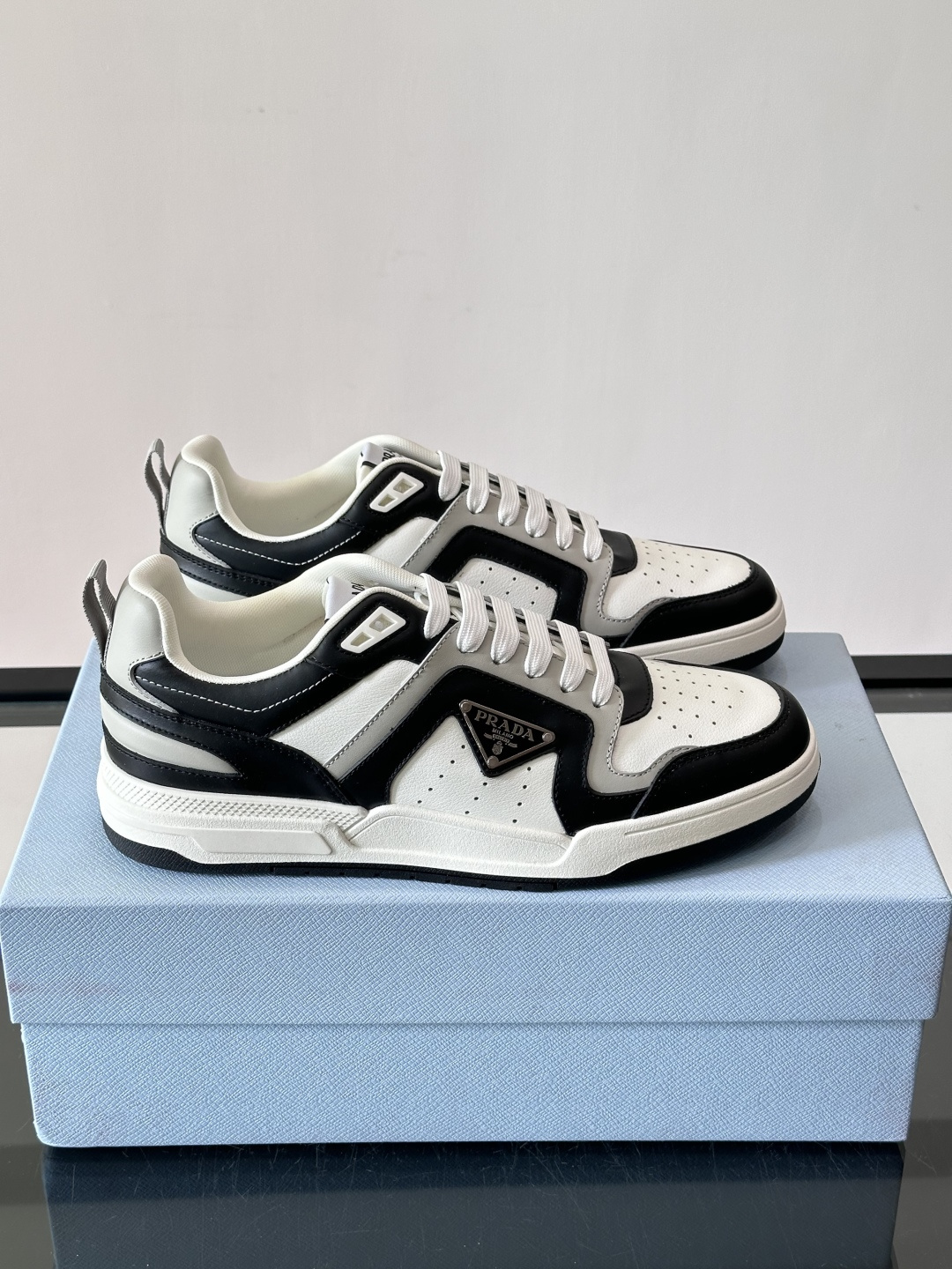 Prada男士拼色运动鞋​​👟Prada 22SS拼色运动鞋，优质牛皮。经典三角标超有辨识度✨。配色清新