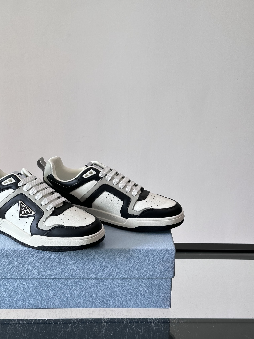 Prada男士拼色运动鞋​​👟Prada 22SS拼色运动鞋，优质牛皮。经典三角标超有辨识度✨。配色清新
