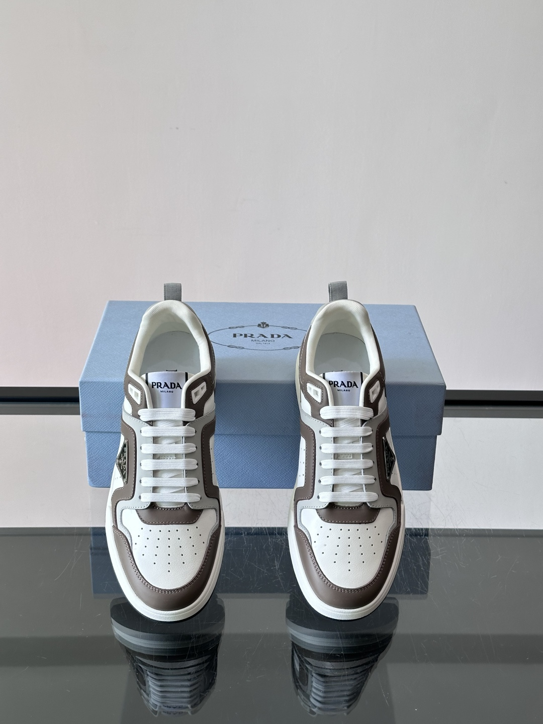 Prada男士拼色运动鞋​​👟Prada 22SS拼色运动鞋，优质牛皮。经典三角标超有辨识度✨。配色清新