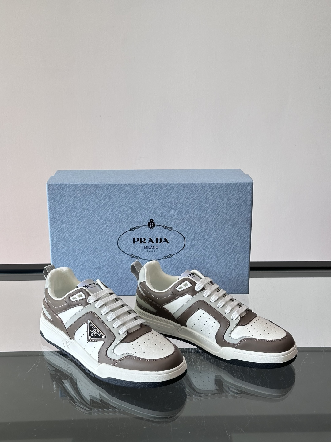 Prada男士拼色运动鞋​​👟Prada 22SS拼色运动鞋，优质牛皮。经典三角标超有辨识度✨。配色清新