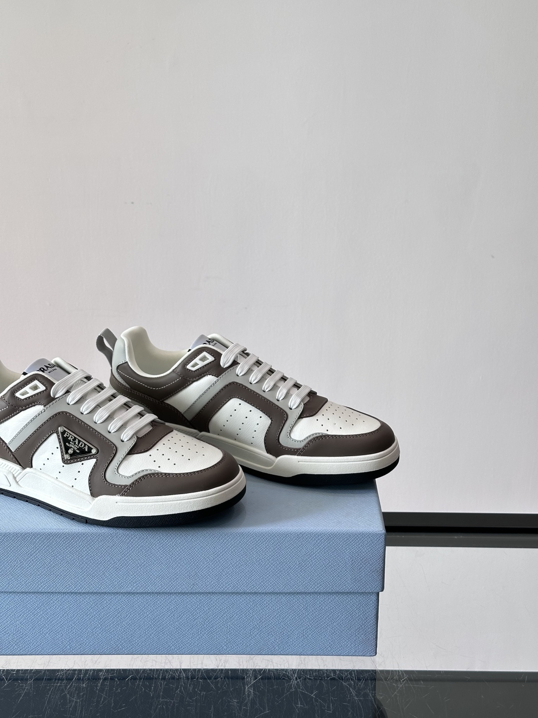 Prada男士拼色运动鞋​​👟Prada 22SS拼色运动鞋，优质牛皮。经典三角标超有辨识度✨。配色清新
