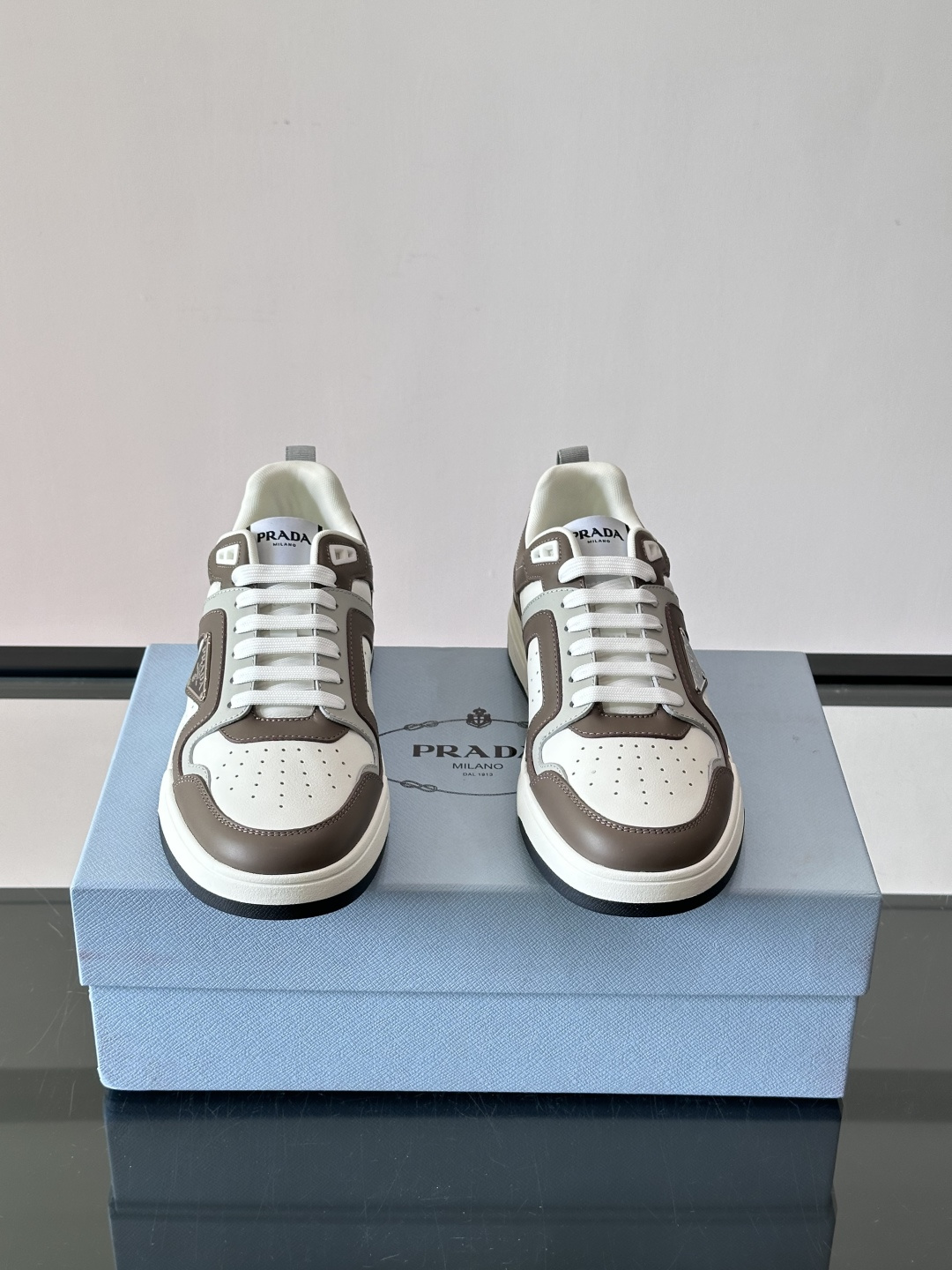 Prada男士拼色运动鞋​​👟Prada 22SS拼色运动鞋，优质牛皮。经典三角标超有辨识度✨。配色清新