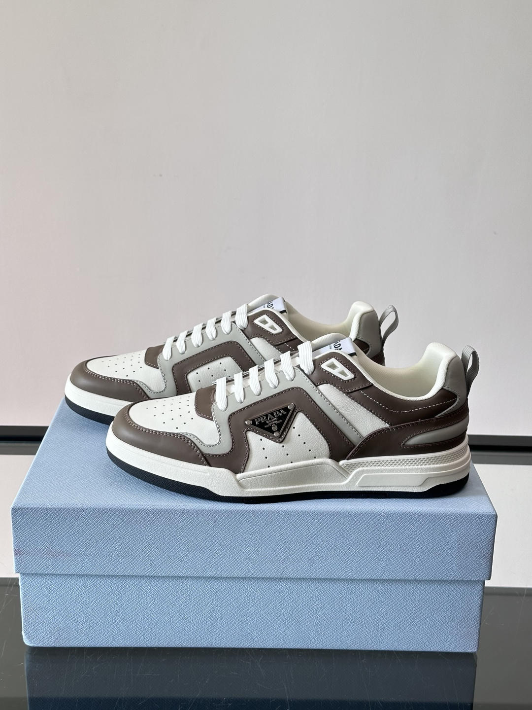 Prada男士拼色运动鞋​​👟Prada 22SS拼色运动鞋，优质牛皮。经典三角标超有辨识度✨。配色清新