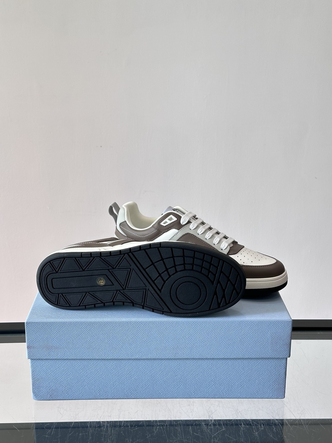Prada男士拼色运动鞋​​👟Prada 22SS拼色运动鞋，优质牛皮。经典三角标超有辨识度✨。配色清新