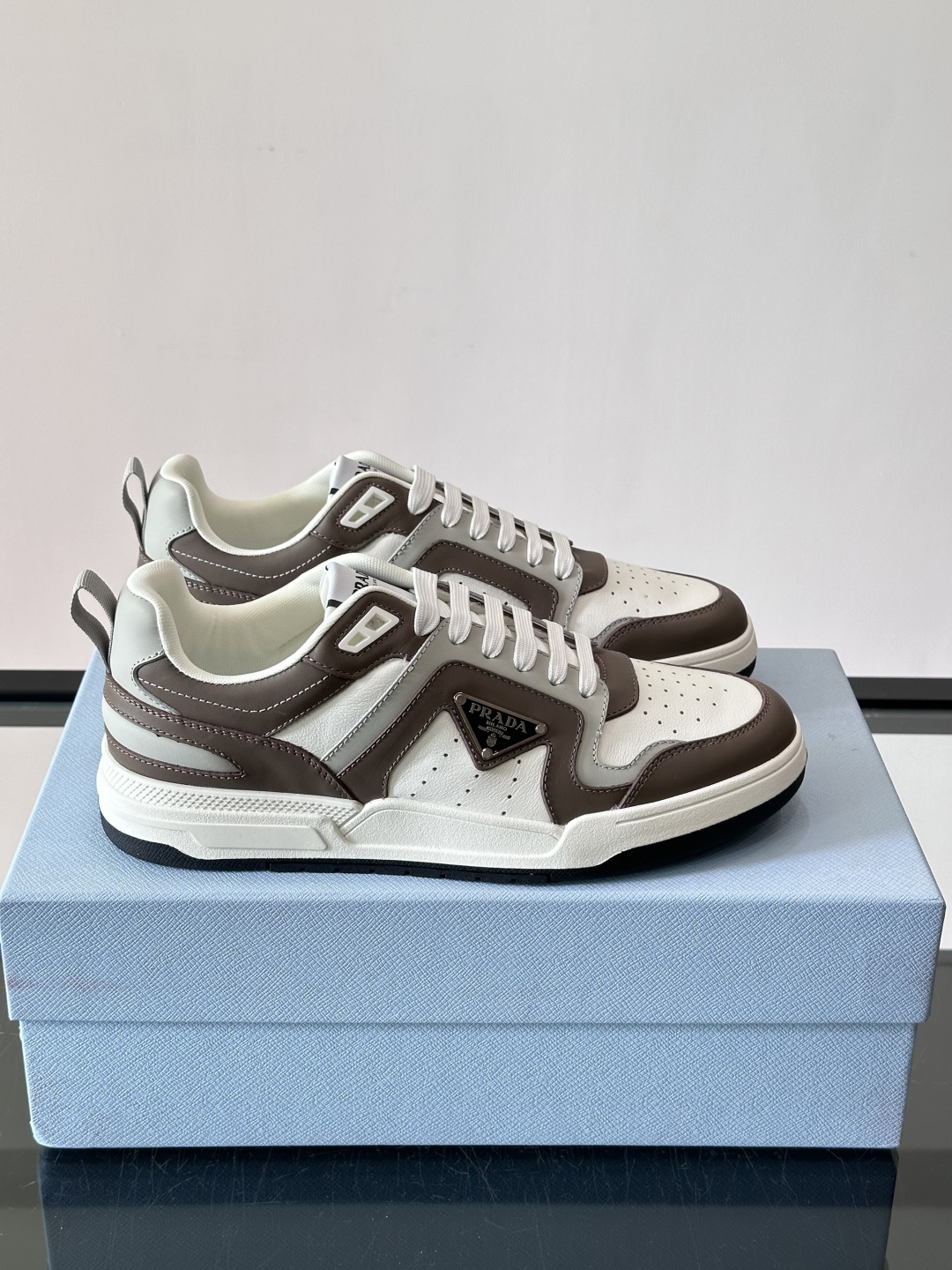 Prada男士拼色运动鞋​​👟Prada 22SS拼色运动鞋，优质牛皮。经典三角标超有辨识度✨。配色清新