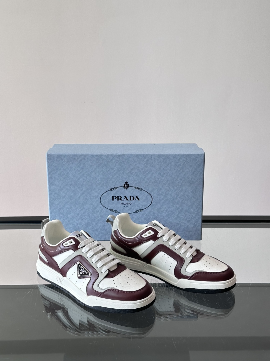 Prada男士拼色运动鞋​​👟Prada 22SS拼色运动鞋，优质牛皮。经典三角标超有辨识度✨。配色清新