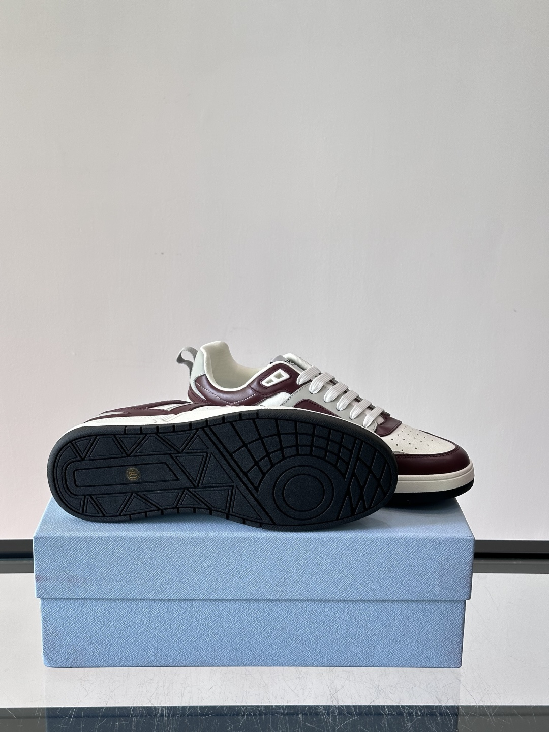 Prada男士拼色运动鞋​​👟Prada 22SS拼色运动鞋，优质牛皮。经典三角标超有辨识度✨。配色清新