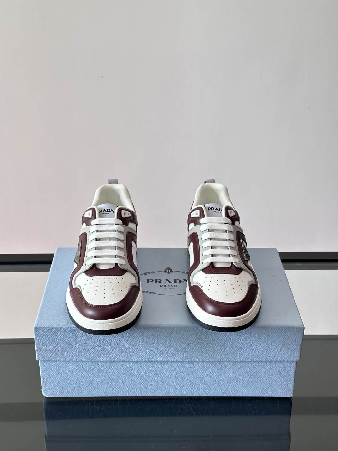 Prada男士拼色运动鞋​​👟Prada 22SS拼色运动鞋，优质牛皮。经典三角标超有辨识度✨。配色清新