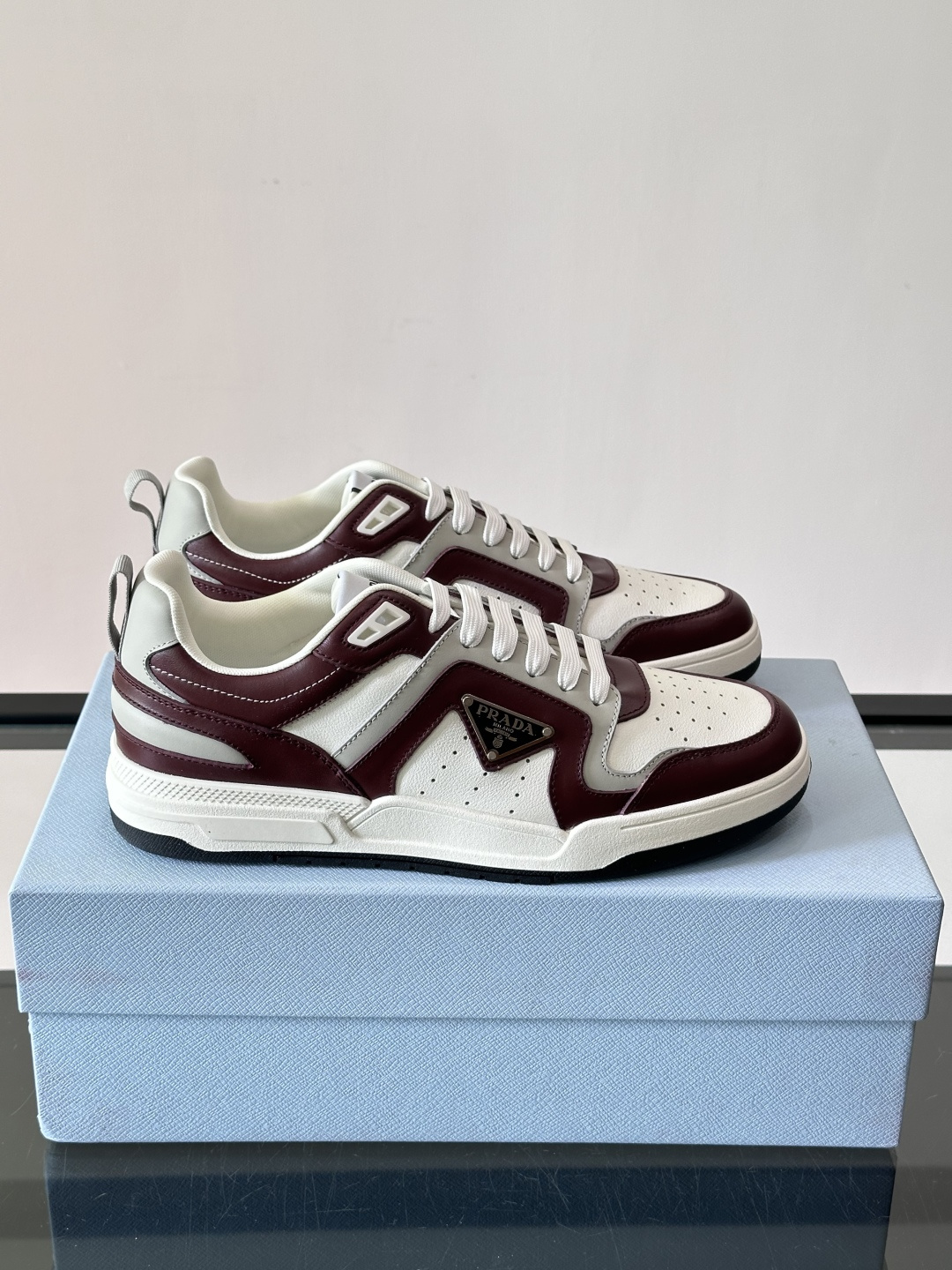 Prada男士拼色运动鞋​​👟Prada 22SS拼色运动鞋，优质牛皮。经典三角标超有辨识度✨。配色清新