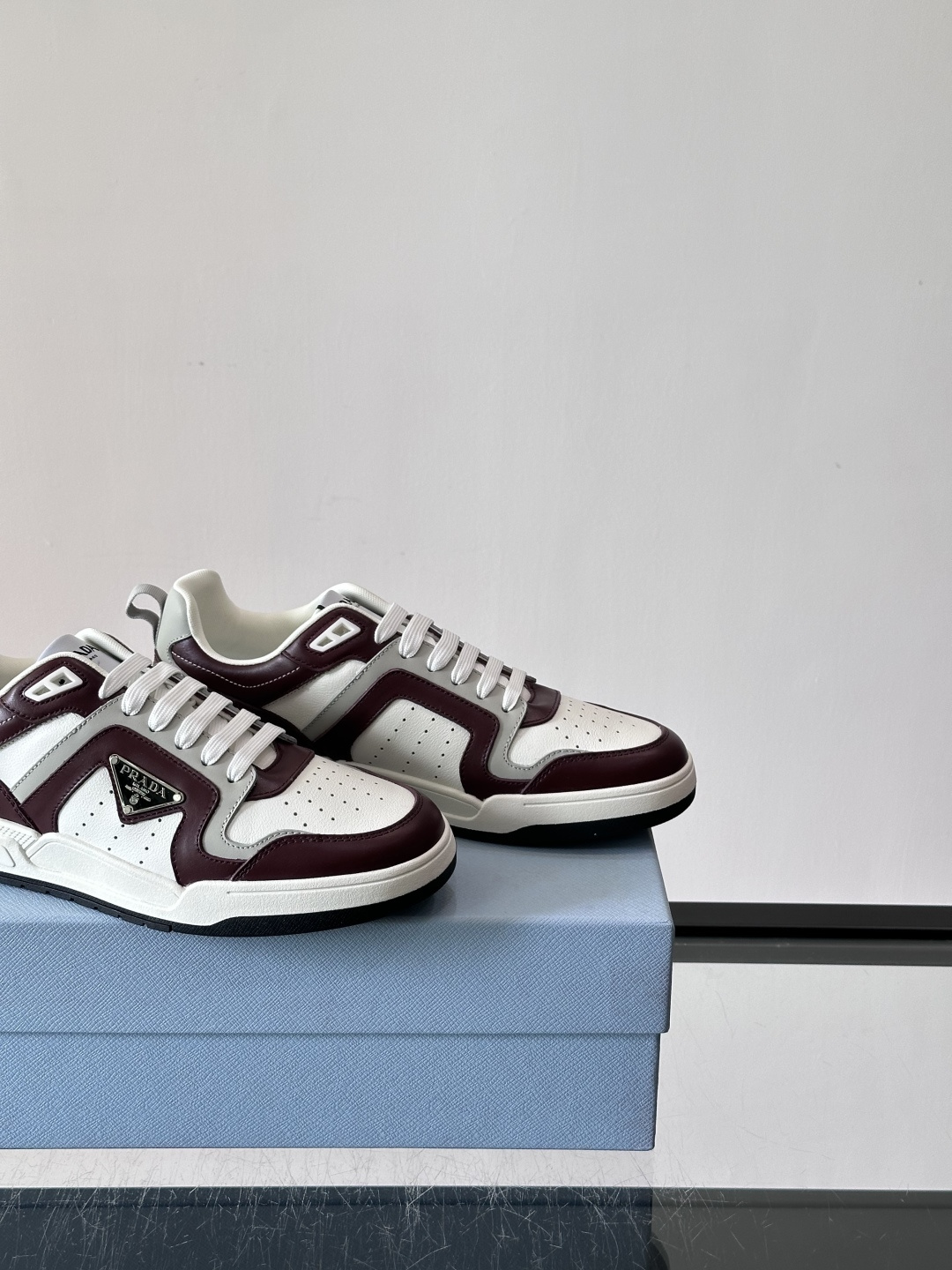 Prada男士拼色运动鞋​​👟Prada 22SS拼色运动鞋，优质牛皮。经典三角标超有辨识度✨。配色清新