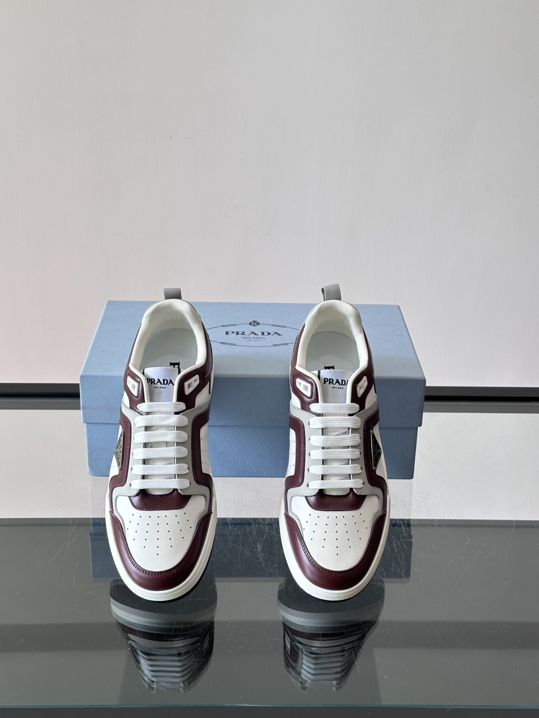 Prada男士拼色运动鞋​​👟Prada 22SS拼色运动鞋，优质牛皮。经典三角标超有辨识度✨。配色清新