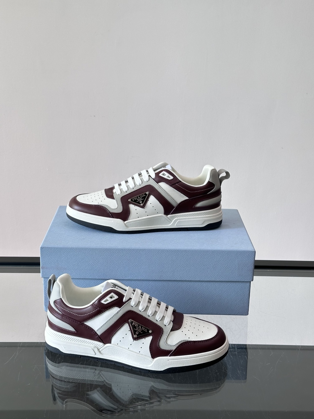 Prada男士拼色运动鞋​​👟Prada 22SS拼色运动鞋，优质牛皮。经典三角标超有辨识度✨。配色清新