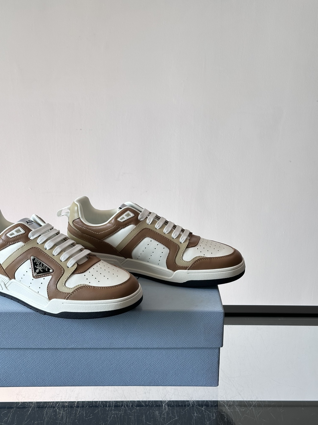 Prada男士拼色运动鞋​​👟Prada 22SS拼色运动鞋，优质牛皮。经典三角标超有辨识度✨。配色清新