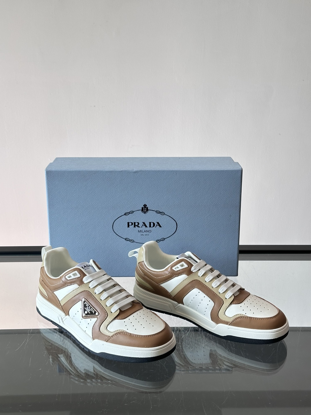 Prada男士拼色运动鞋​​👟Prada 22SS拼色运动鞋，优质牛皮。经典三角标超有辨识度✨。配色清新