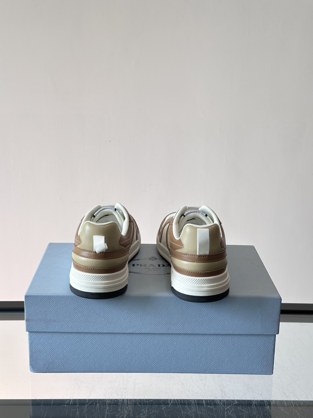 Prada男士拼色运动鞋​​👟Prada 22SS拼色运动鞋，优质牛皮。经典三角标超有辨识度✨。配色清新