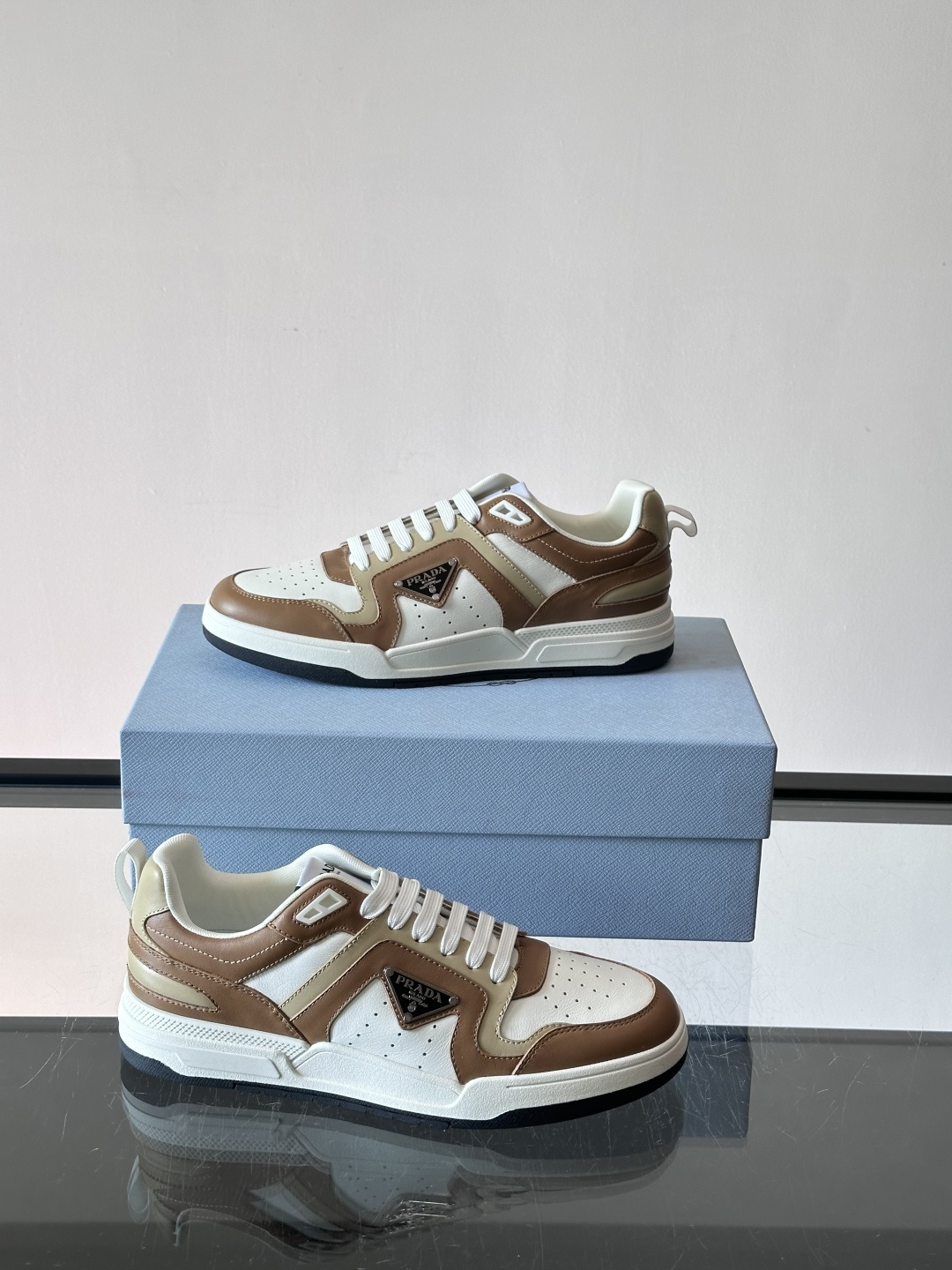 Prada男士拼色运动鞋​​👟Prada 22SS拼色运动鞋，优质牛皮。经典三角标超有辨识度✨。配色清新