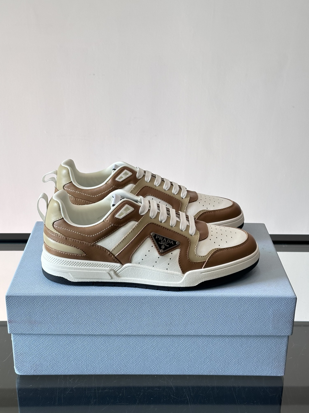 Prada男士拼色运动鞋​​👟Prada 22SS拼色运动鞋，优质牛皮。经典三角标超有辨识度✨。配色清新