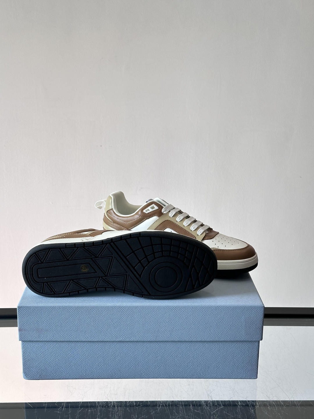 Prada男士拼色运动鞋​​👟Prada 22SS拼色运动鞋，优质牛皮。经典三角标超有辨识度✨。配色清新
