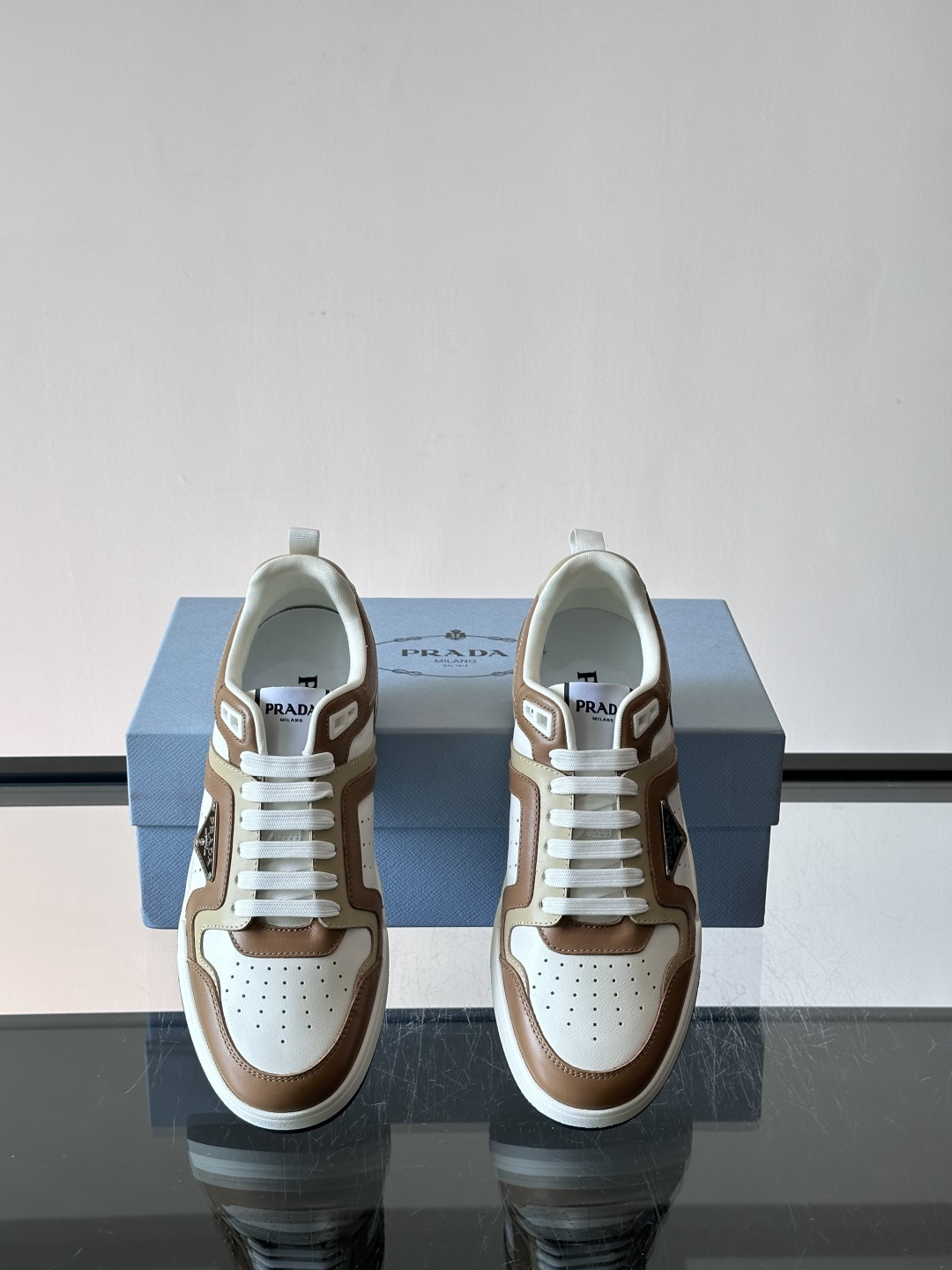 Prada男士拼色运动鞋​​👟Prada 22SS拼色运动鞋，优质牛皮。经典三角标超有辨识度✨。配色清新