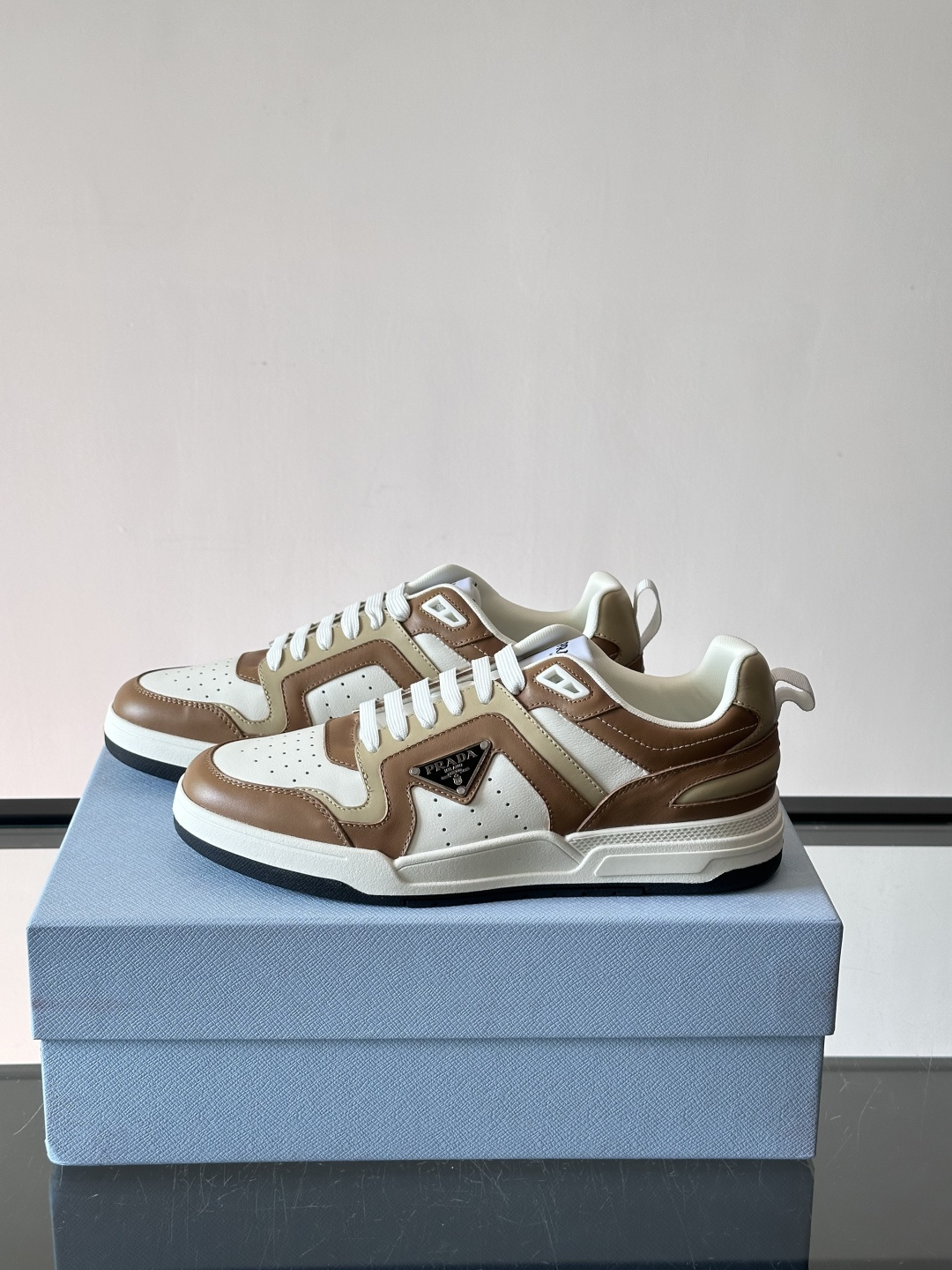 Prada男士拼色运动鞋​​👟Prada 22SS拼色运动鞋，优质牛皮。经典三角标超有辨识度✨。配色清新