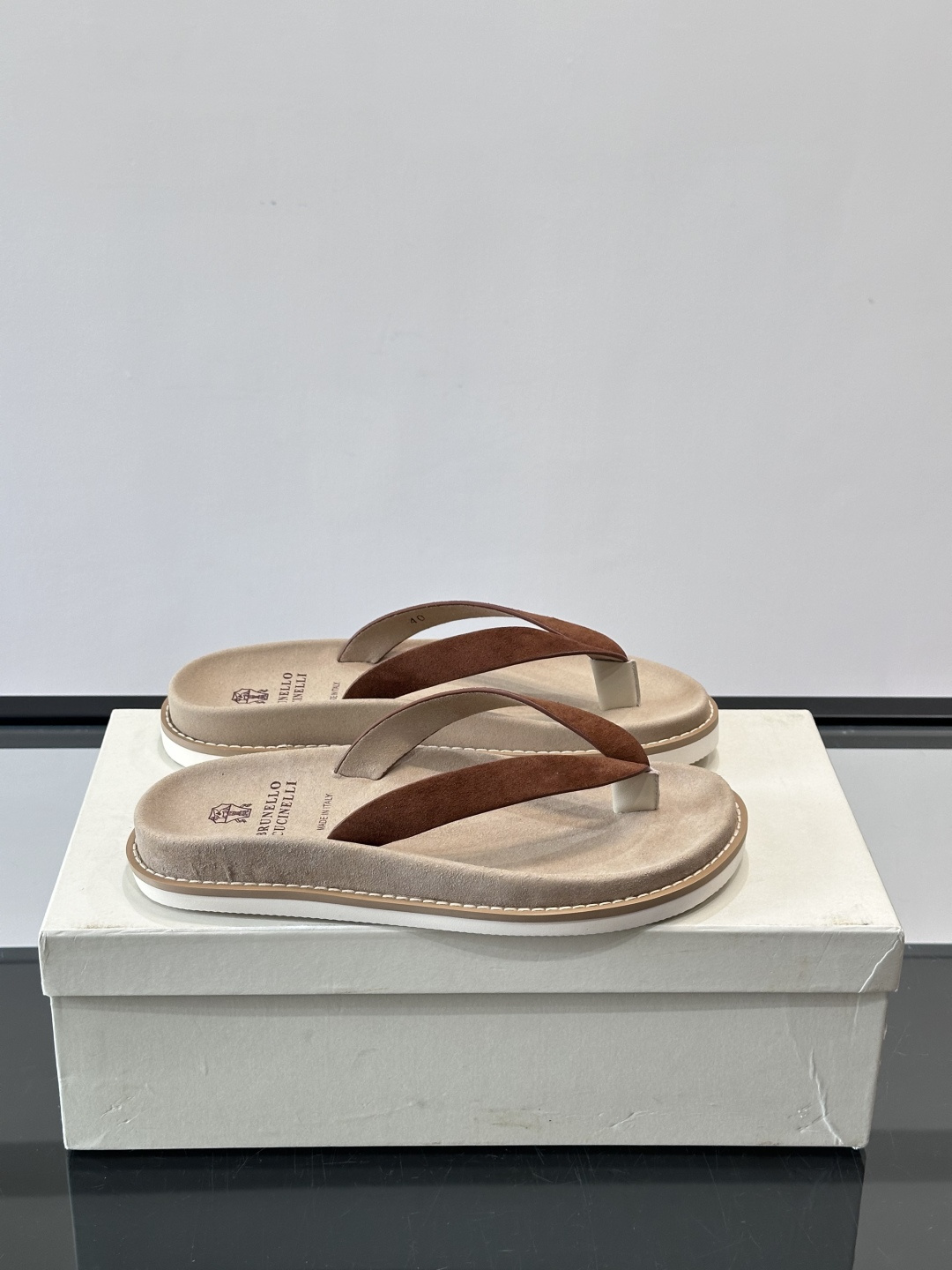 NO:831735,Brunello Cucinelli men's flip-flops Italian luxury brand Brunello Cucinelli men's flip-flops are made of first-layer calfskin, with a fine and durable texture. The clip-on design is simple and elegant, and the soles are flat, suitable for beach, daily or holiday wear. The insole is printed with the brand logo, highlighting high-end status. Low-key luxury style, comfortable and fashionable, ideal for summer travel. ,size39-44 (customized at 38.45.46),, brunello  cucinelli,cowhide19860909Brunello Cucinelli 男士人字拖 意大利奢侈品牌Brunello Cucinelli男士人字拖,采用头层小牛皮,质感细腻耐用,夹脚设计简约大方,鞋底平缓,适合沙滩、日常或度假穿搭.鞋垫印有品牌标志,彰显高端身份.低调奢华风格,舒适又时髦,是夏季出行的理想选择. ,size39-44（38.45.46定制）,,brunello cucinelli,cowhide,Men's shoes