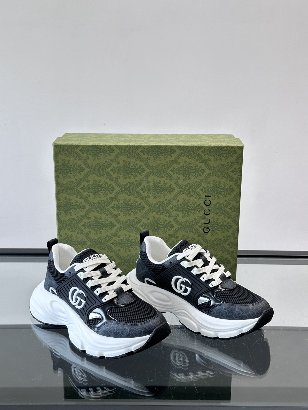GUCCI。GG复古运动鞋，经典GG SuPreme帆布➕网布➕金属银色饰片，辨识度超高！侧面双G标志超
