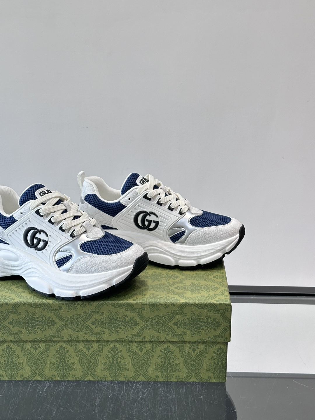 GUCCI。GG复古运动鞋，经典GG SuPreme帆布➕网布➕金属银色饰片，辨识度超高！侧面双G标志超