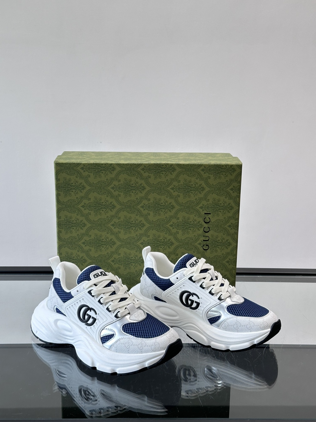 GUCCI。GG复古运动鞋，经典GG SuPreme帆布➕网布➕金属银色饰片，辨识度超高！侧面双G标志超