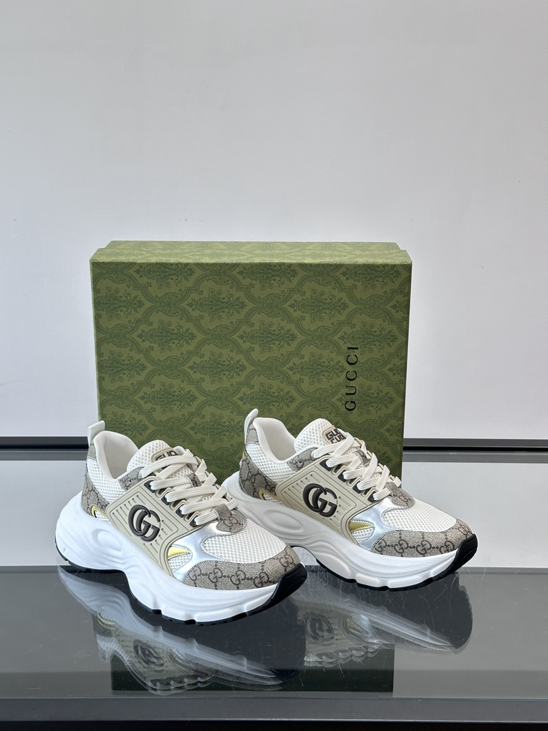 GUCCI。GG复古运动鞋，经典GG SuPreme帆布➕网布➕金属银色饰片，辨识度超高！侧面双G标志超