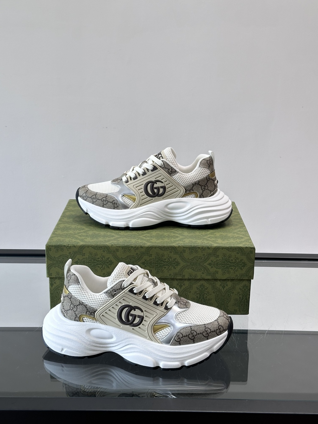 GUCCI。GG复古运动鞋，经典GG SuPreme帆布➕网布➕金属银色饰片，辨识度超高！侧面双G标志超