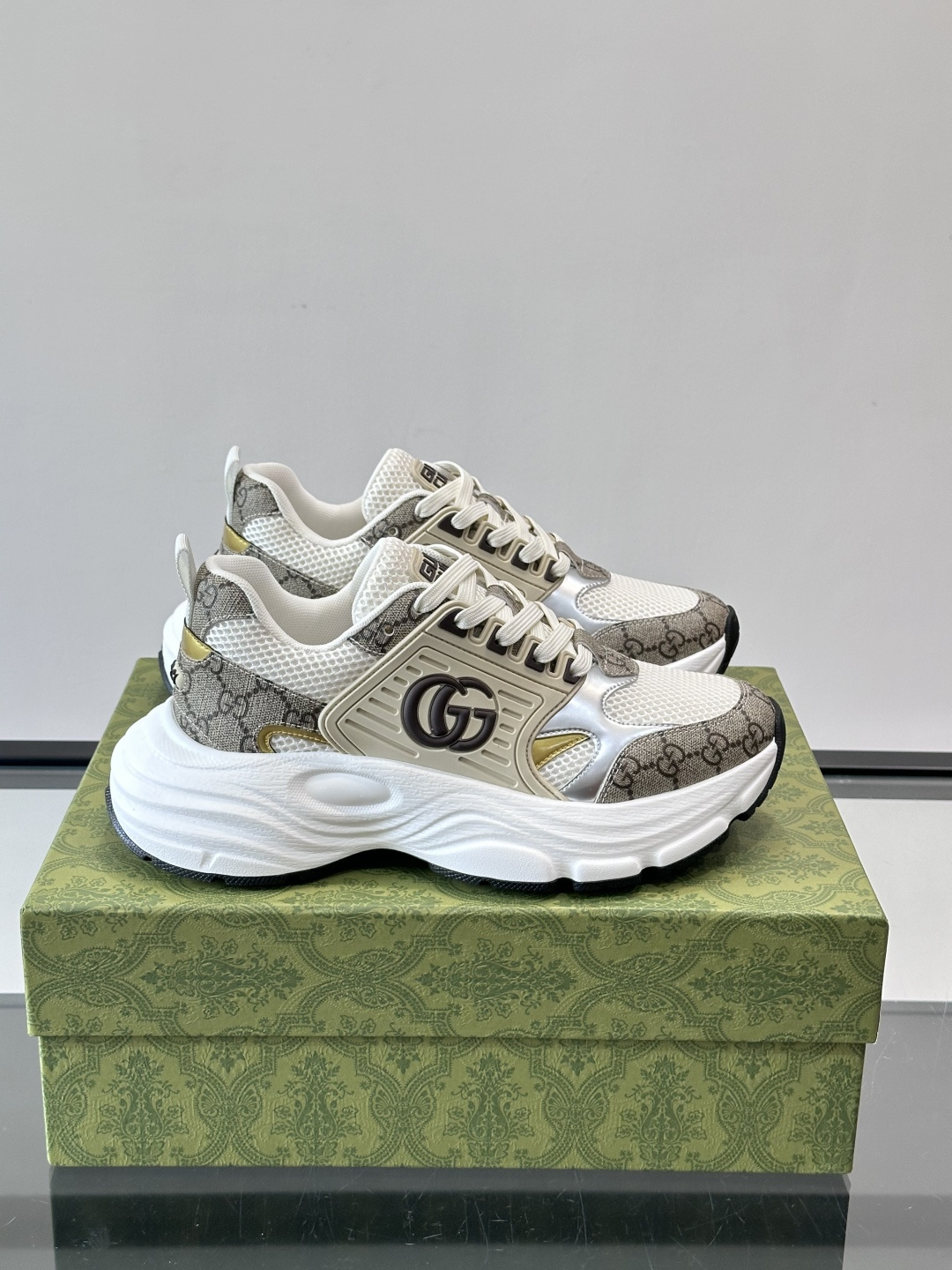 GUCCI。GG复古运动鞋，经典GG SuPreme帆布➕网布➕金属银色饰片，辨识度超高！侧面双G标志超